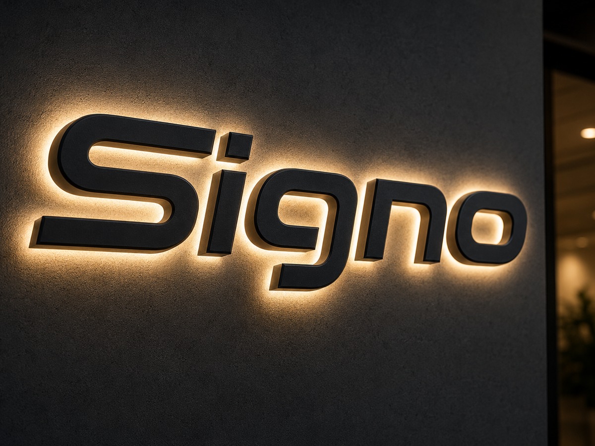 Prosvětlené 3D logo Signo na tmavé fasádě s teplým LED podsvícením